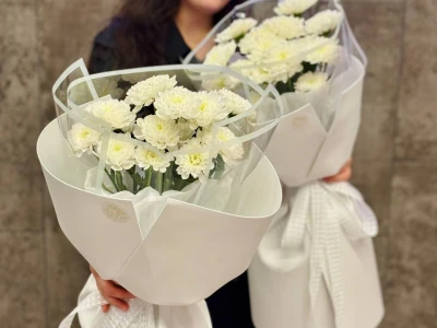 Букет из хризантем в дизайнерской упаковке