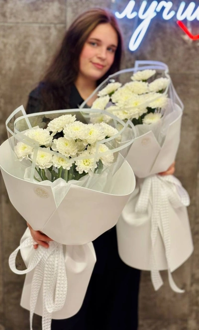 Букет из хризантем в дизайнерской упаковке