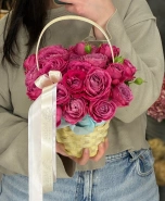 Корзина с пионовидными розами 0