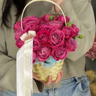 Корзина с пионовидными розами