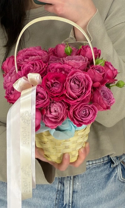 Корзина с пионовидными розами