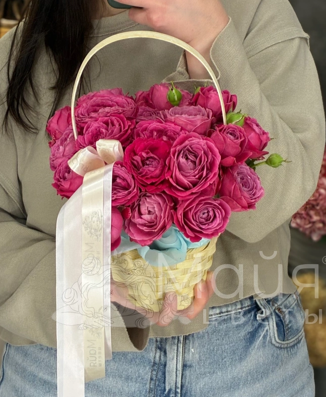 Корзина с пионовидными розами