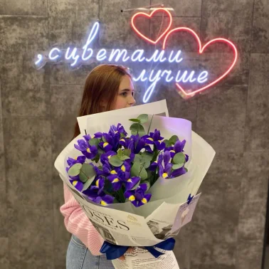 Букет из ирисов и эвкалипта