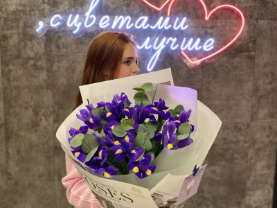 Букет из ирисов и эвкалипта