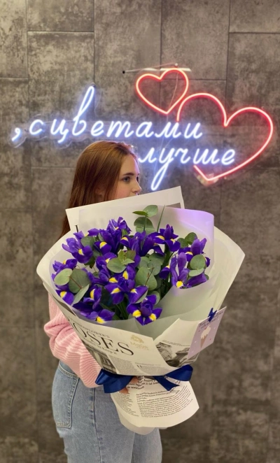 Букет из ирисов и эвкалипта