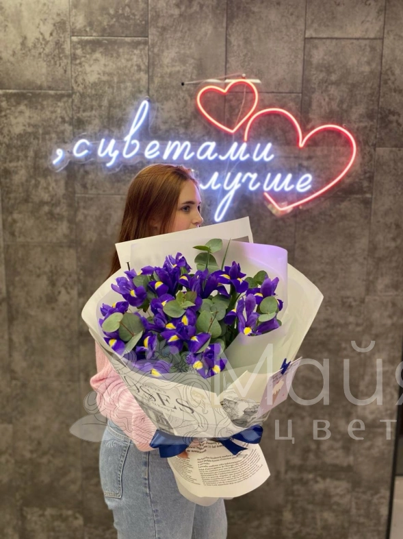 Букет из ирисов и эвкалипта