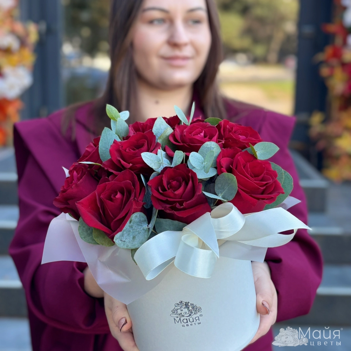 Композиция из алых роз