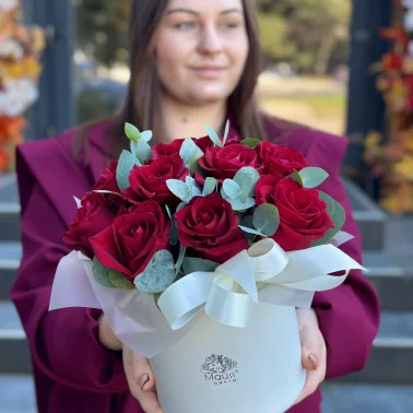 Композиция из алых роз