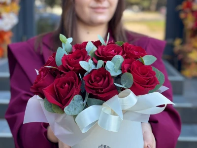 Композиция из алых роз