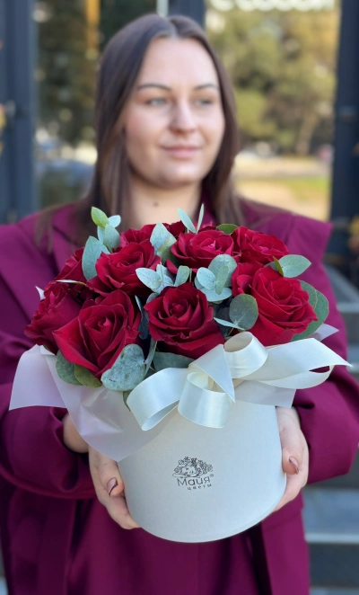 Композиция из алых роз