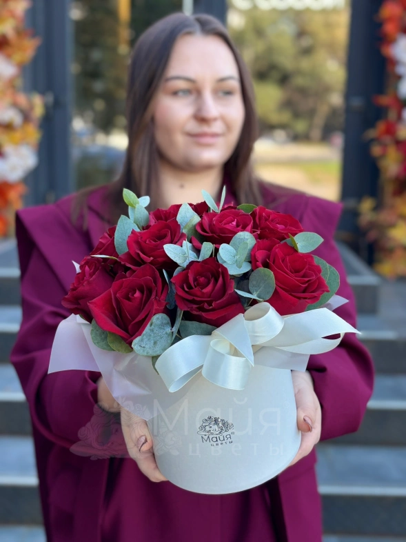 Композиция из алых роз и эвкалипта