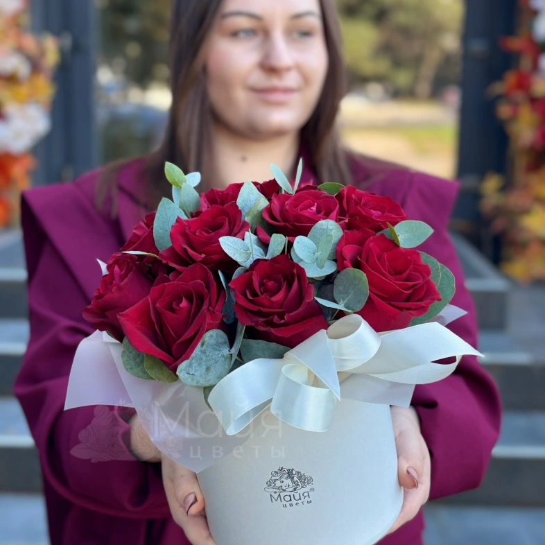 Композиция из алых роз и эвкалипта