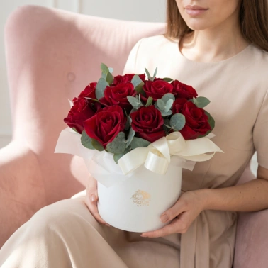 Композиция из алых роз