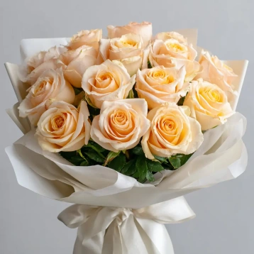15 персиковых эквадорских роз