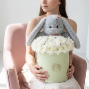 Коробочка с хризантемой и мягкой игрушкой &laquo;Ушастик&raquo; 2