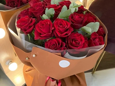 Букет из 17 алых роз «Любящее сердце»
