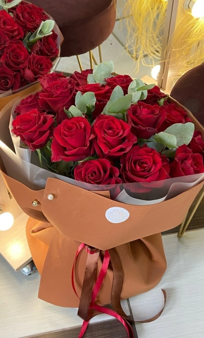 Букет из 17 алых роз «Любящее сердце»