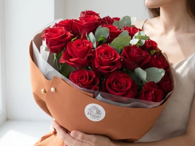 Букет из 17 алых роз «Любящее сердце».