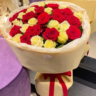 Букет из 31 розы «Алый закат»