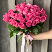 Букет из 35 розовых Кенийский роз 40 см. в тканевой ленте 2