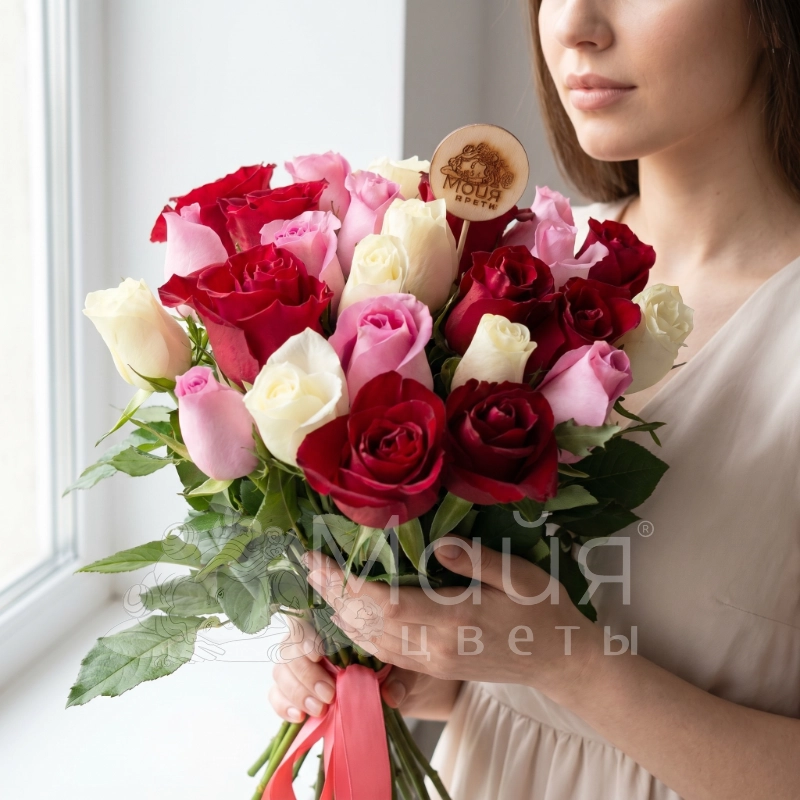 Букет из 25 Кенийский роз микс 40 см в тканевой ленте.