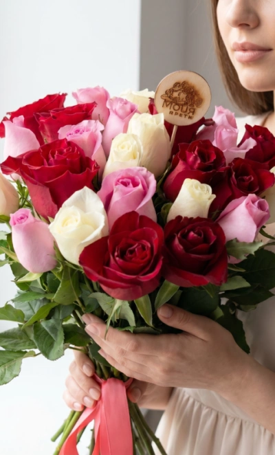 Букет из 25 Кенийский роз микс 40 см в тканевой ленте.