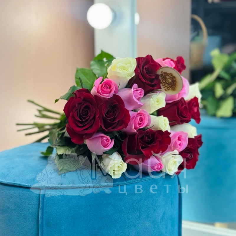 Букет из 25 Кенийский роз микс 40 см в тканевой ленте.