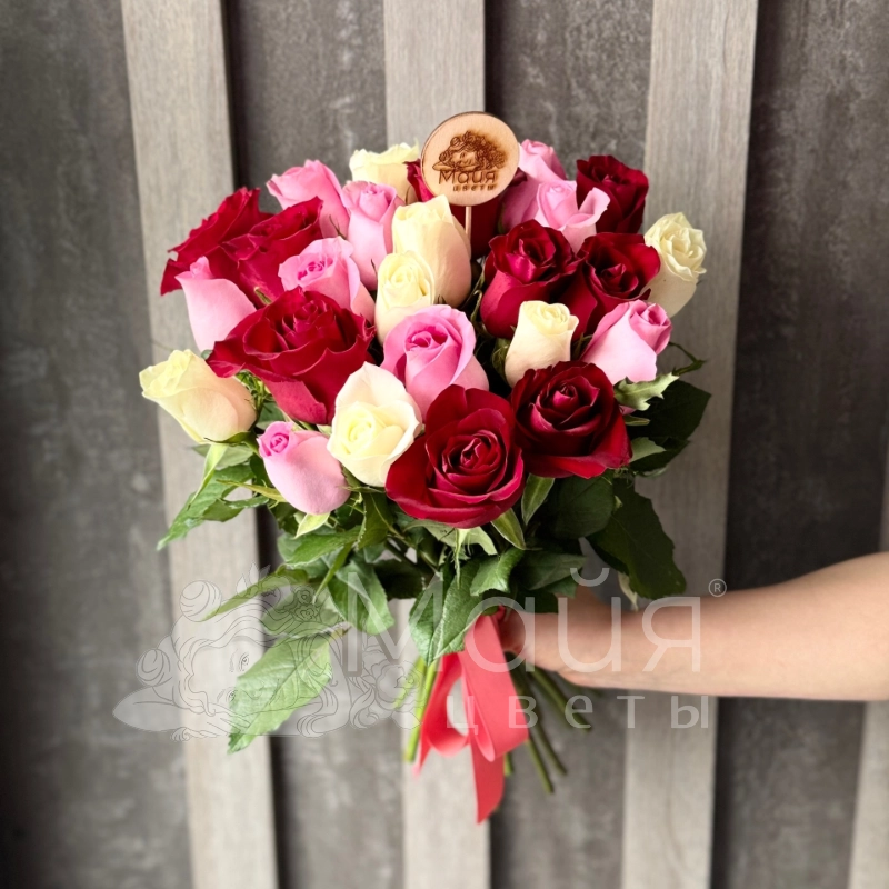 Букет из 25 Кенийский роз микс 40 см в тканевой ленте.