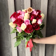 Букет из 25 Кенийский роз микс 40 см в тканевой ленте. 2