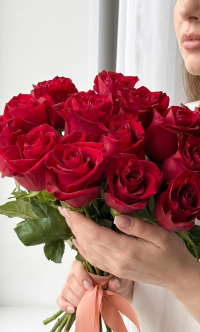 Букет из 15 красных роз «Алая страсть».