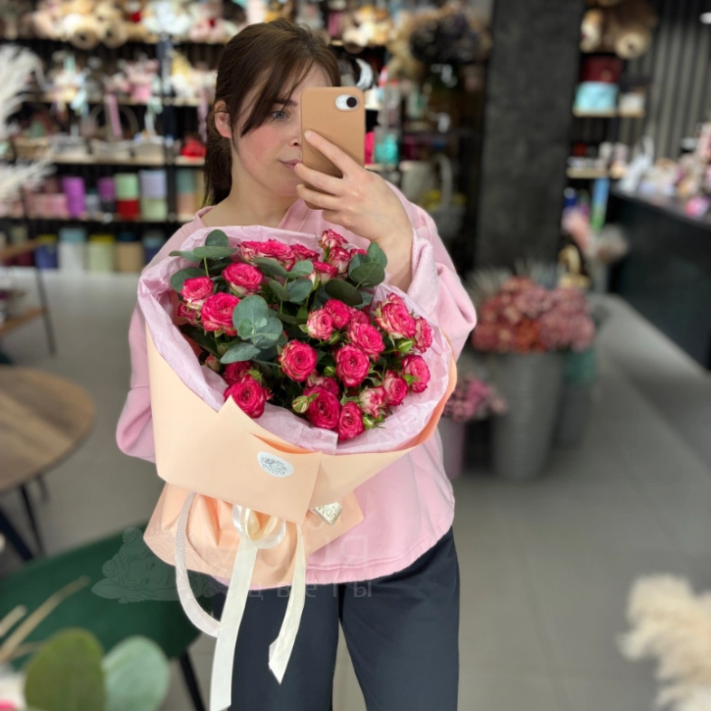 Букет кустовых роз &laquo;Алый шелк&raquo;
