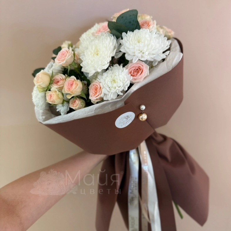 Букет из кустовых хризантем и роз