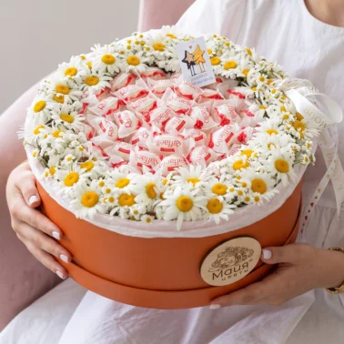 Композиция с конфетами и ромашками «Вместо тысячи слов...»