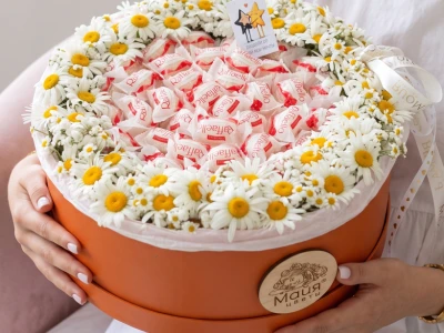 Композиция с конфетами и ромашками «Вместо тысячи слов...»