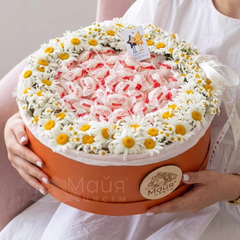 Композиция с конфетами и ромашками &laquo;Вместо тысячи слов...&raquo;
