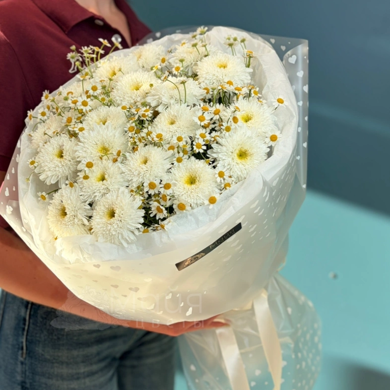 Букет из махровых ромашек и танацетума