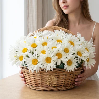 Корзина с крупными ромашками