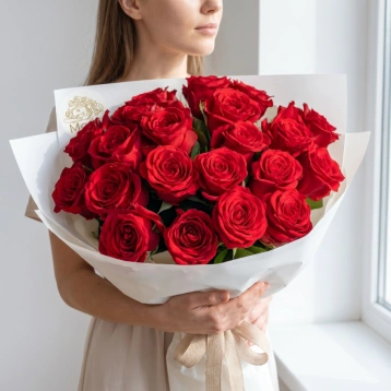 Букет из 21 красной розы 50 см. «Алое признание».