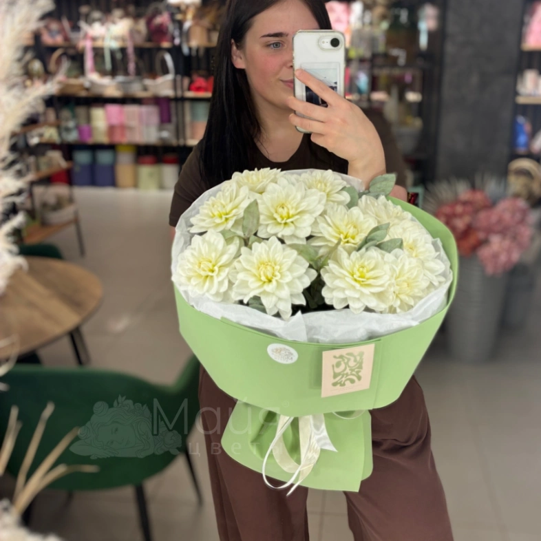 Букет из 11 георгинов &laquo;Сказка августа&raquo;