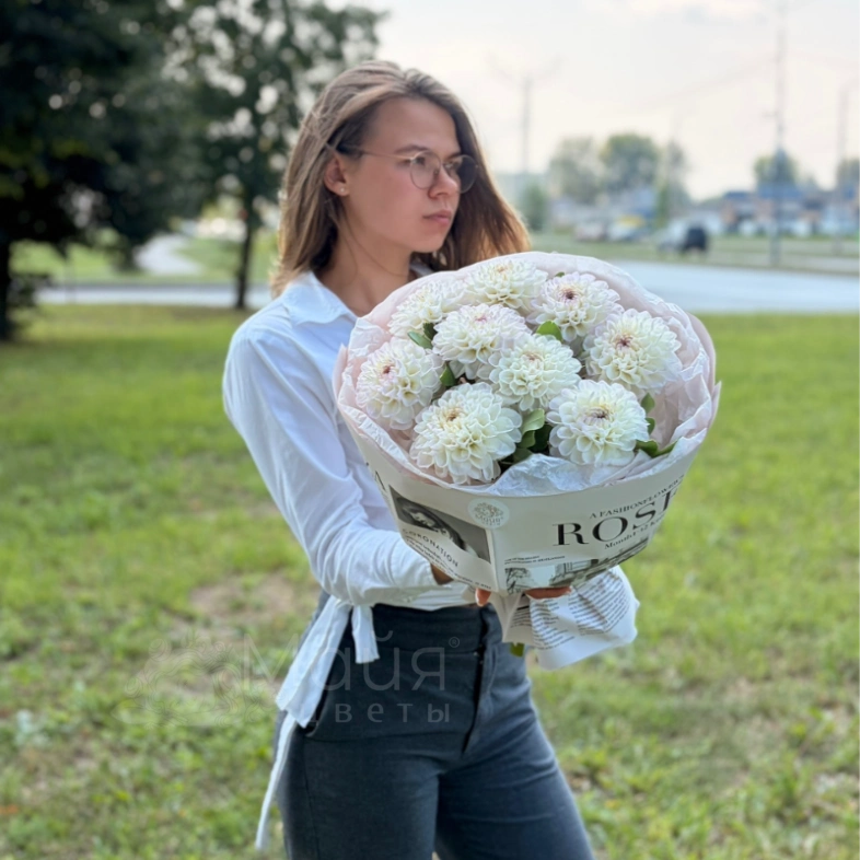 Букет из 9 георгин &laquo;Холодный жемчуг&raquo;