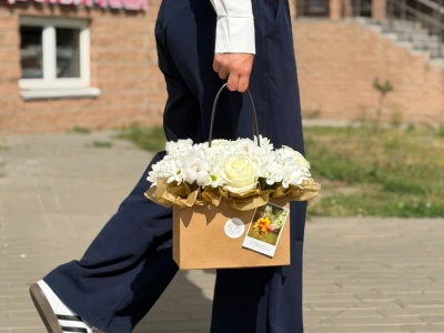 Композиция с хризантемой «Корзина настроения»