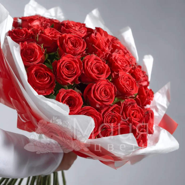 Красные розы &laquo;Карминовый взгляд&raquo;